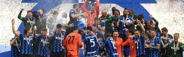 华体会hth体育-【现场】加冕日球迷包围梅阿查 见证国米再迎大时代