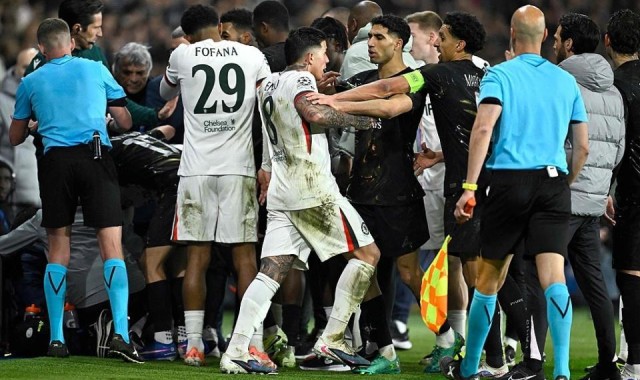 华体会-心态崩了！葡萄牙6千万巨星欧冠推倒球童 险引冲突：我已送他球衣